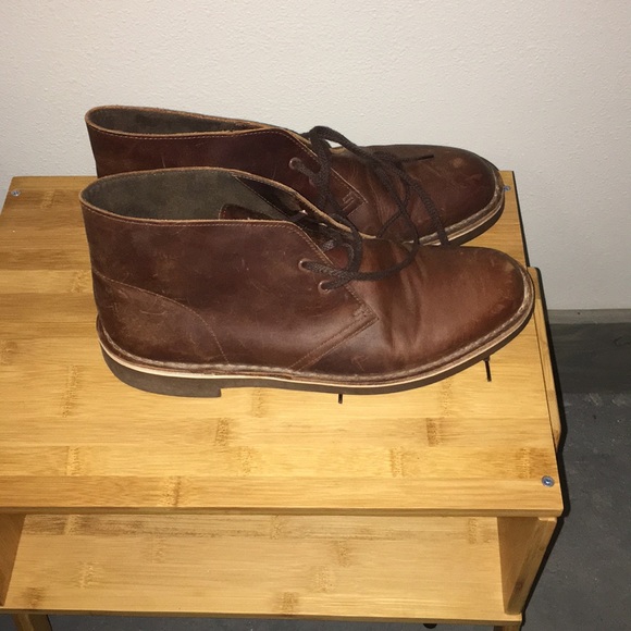 Lightly worn men’s size 8.5 Clarks chukka boots.